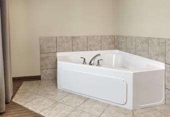 Holiday Inn Express & Suites Madison-Verona By IHG has rooms with a private hot tub