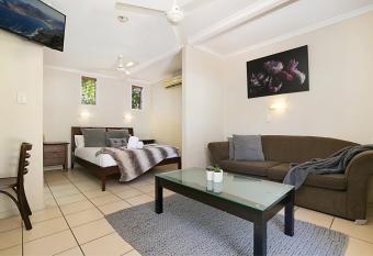 South Gladstone Motel has rooms with a private hot tub