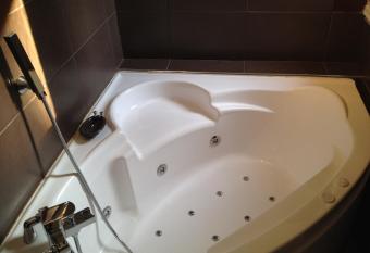 La Bellonette has rooms with a private hot tub