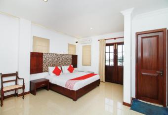 Hotel Queensbury has Balcony rooms