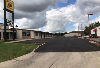 Super 9 Motel Troy has Smoking rooms