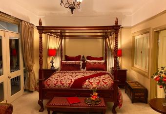 Bli Bli House Riverside Retreat has rooms with a private hot tub