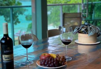 Com os p  s no mar has Balcony rooms