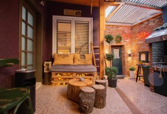 Villa Elezi has Balcony rooms