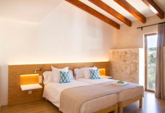 Angels Boutique - Turismo de interior allows 18 year olds to book a room
