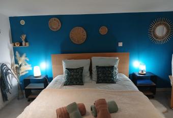 Le Cosy Cabarieu allows 18 year olds to book a room