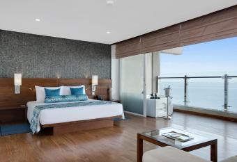 Amagi Aria Airport Transit Hotel has rooms with a private hot tub