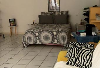 Chambre d h  tes THE YELLOW CUBE allows 18 year olds to book a room