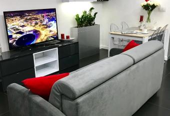 Luxury Apartment - 3 lakes allows 18 year olds to book a room