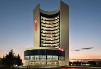 Ramada Hotel by Wyndham Edirne has rooms with a private hot tub