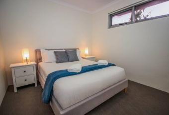 The Happy Delightful Place - Entire 2 Room Apartment allows 18 year olds to book a room