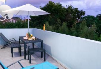 joli appartement avec vue au Moule has Balcony rooms
