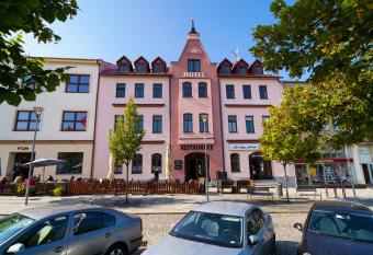 Hotel U Labut   allows 18 year olds to book a room