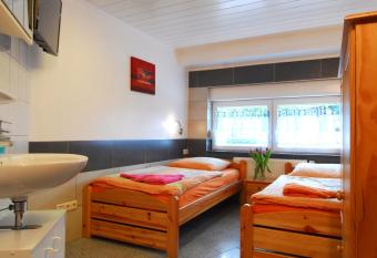 Ferienwohnung Krings & Monteurwohnungen allows 18 year olds to book a room