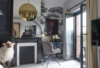 Le 10Honfleur allows 18 year olds to book a room