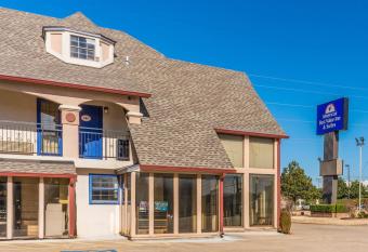 Econo Lodge Inn & Suites has Smoking rooms