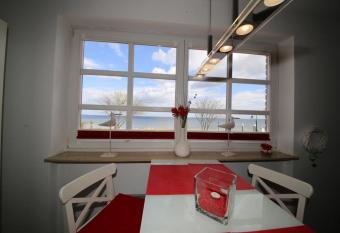 Ferienwohnung Jolle Haus Duckdalben allows 18 year olds to book a room