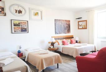 Jerry & Titty house allows 18 year olds to book a room