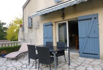 Le bilan has Balcony rooms