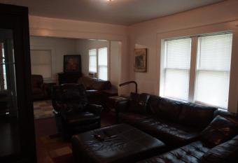 Large BNB Near Chiefs and Royals Stadium - 4 beds allows 18 year olds to book a room