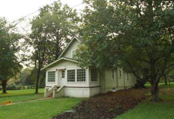 Country House on 1 Acre 4 Beds Great for Events or a quiet weekend! allows 18 year olds to book a room