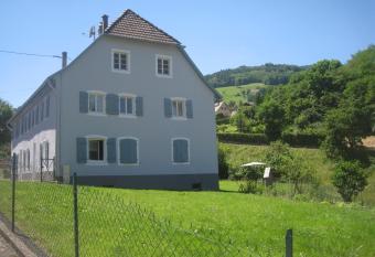 Gite en pleine verdure au coeur du village allows 18 year olds to book a room