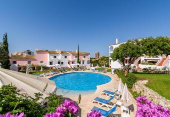 Clube Vilarosa allows 18 year olds to book a room