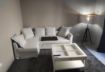 Dimora  has rooms with a private hot tub