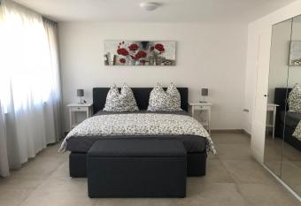 S-AN Daily Room Stuttgart Zentrum has Balcony rooms