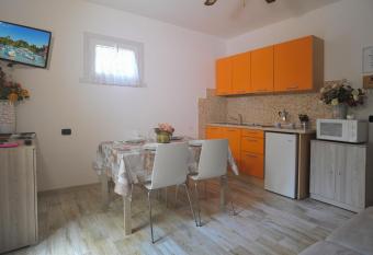 La Casa dei Nonni sul Garda Appartamenti allows 18 year olds to book a room