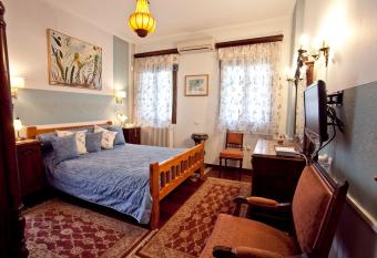 Traditional House beneath Palamidi castle has rooms with a private hot tub