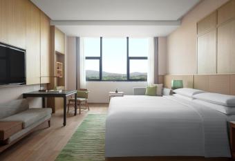 Wuxi Marriott Hotel Lihu Lake has rooms with a private hot tub
