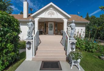 River Road Bed & Breakfast has Balcony rooms