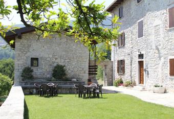 Ca  Baetti l Antica Corte has rooms with a private hot tub