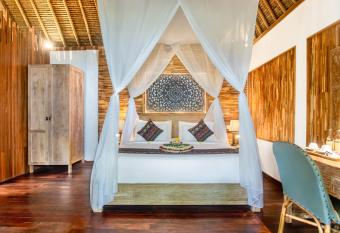 Manah Shanti Suites by Pramana Villas has Balcony rooms