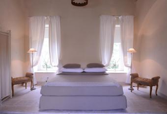 Castello Camemi has rooms with a private hot tub