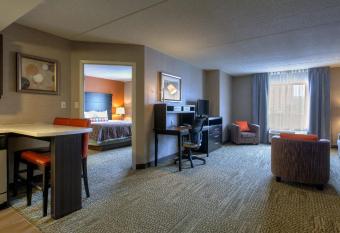 Staybridge Suites Hamilton - Downtown By IHG has rooms with a private hot tub