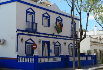 Hostal El Puerto Boutique allows 18 year olds to book a room