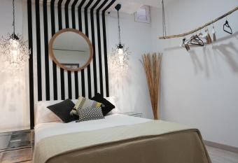 El Sentir de Toledo parking incluido allows 18 year olds to book a room