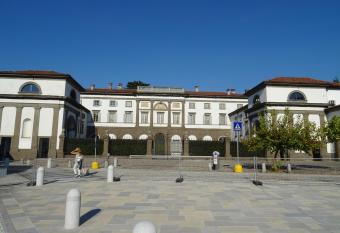 CharmeRooms Villa Moroni has Balcony rooms