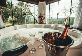 Pousada Trinca Ferro has rooms with a private hot tub