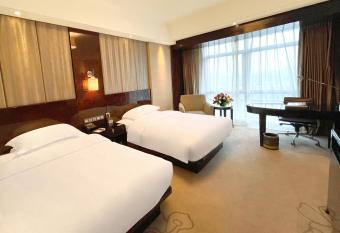 Lv Shou Hotel has rooms with a private hot tub