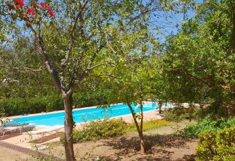 Villa Miranta has rooms with a private hot tub