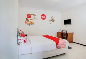OYO 143 Dukuh Kupang Residence allows 18 year olds to book a room