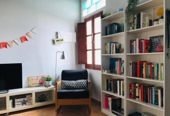 Preciosa casa baja con aire acondicionado allows 18 year olds to book a room