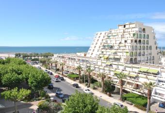 STUDIO 2-3 pers PARKING CLIM VUE PORT ET MER allows 18 year olds to book a room