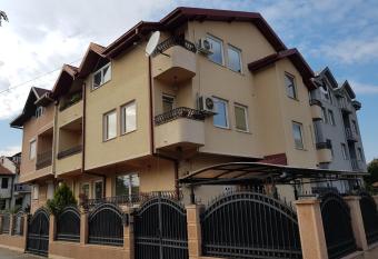 Apartment Ortakovski allows 18 year olds to book a room