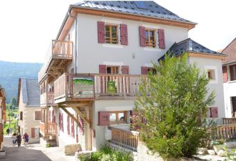 Le Chalande has Balcony rooms