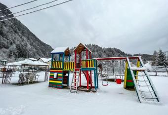 Casa Petruta Dambovicioara has rooms with a private hot tub