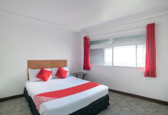 OYO 549 Sajj Bldg allows 18 year olds to book a room